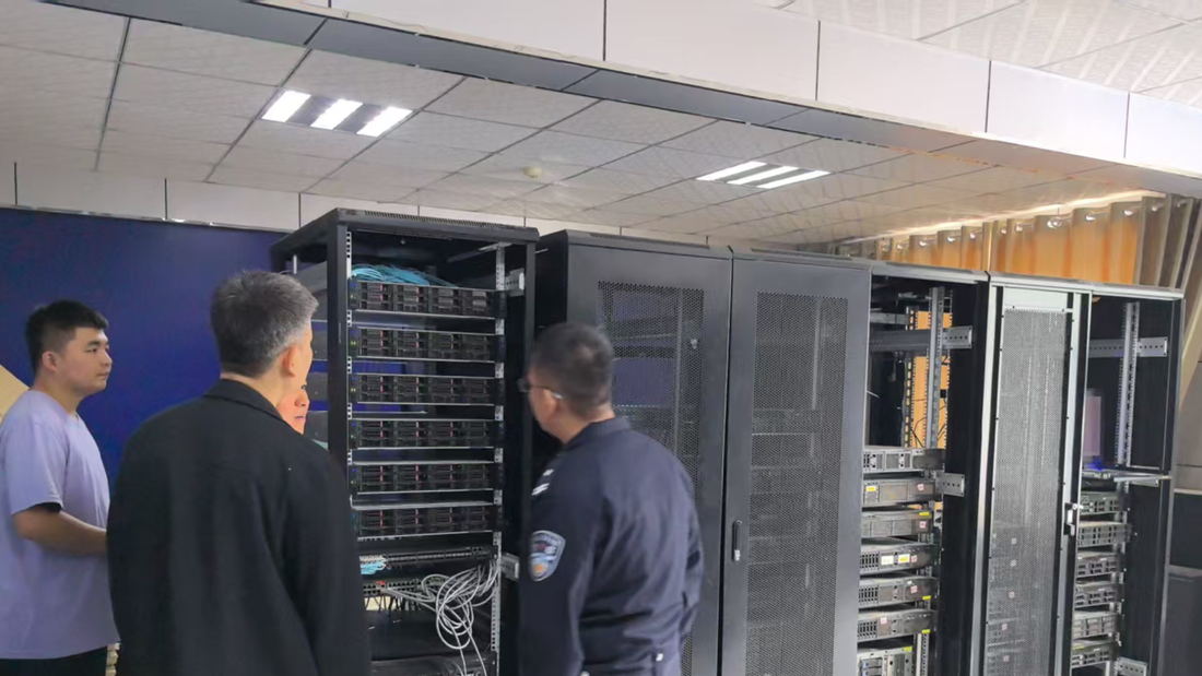 机柜上架与线路敷设施工现场