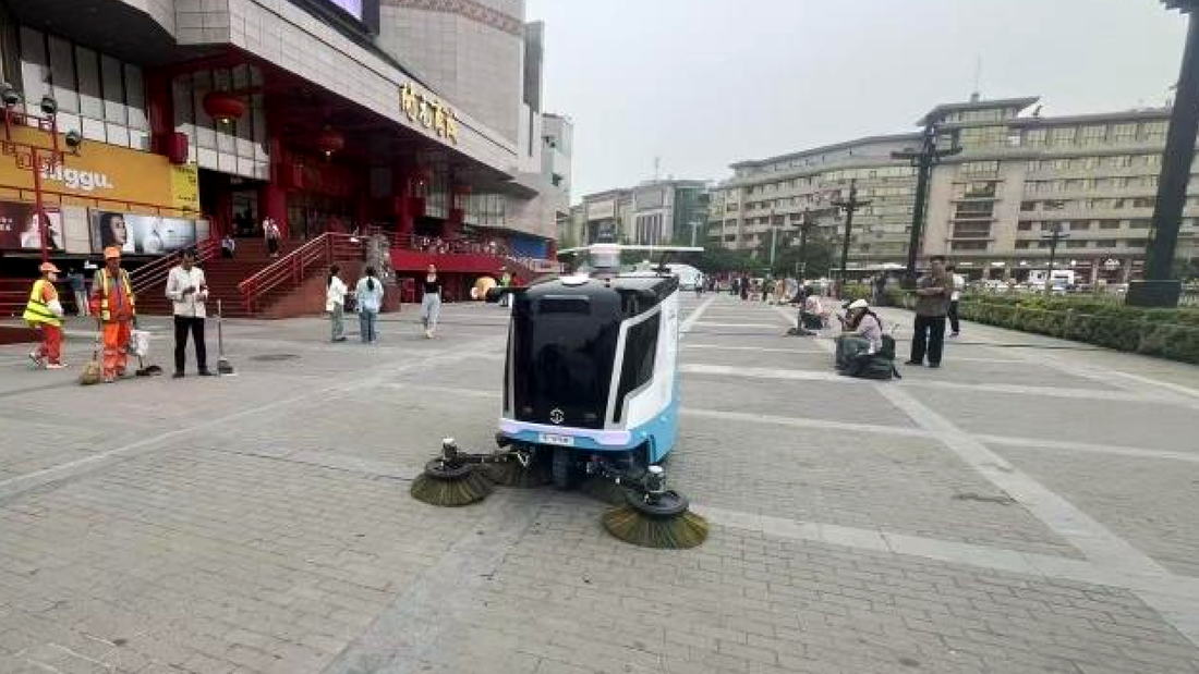 开元商城广场无人清扫车作业现场
