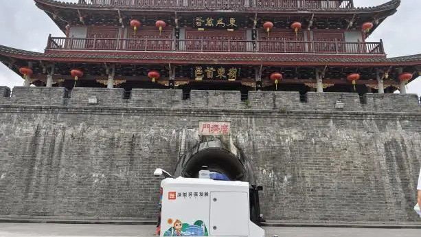 潮州古城前作业的无人清扫车