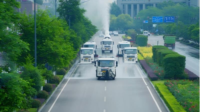 城市道路上的环卫作业车队