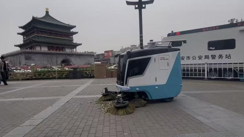 西安钟楼广场作业的无人驾驶清扫车