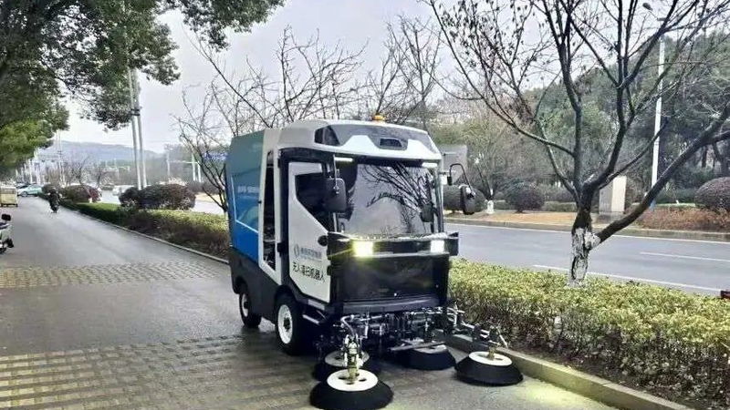 市政道路上作业的无人驾驶清扫车